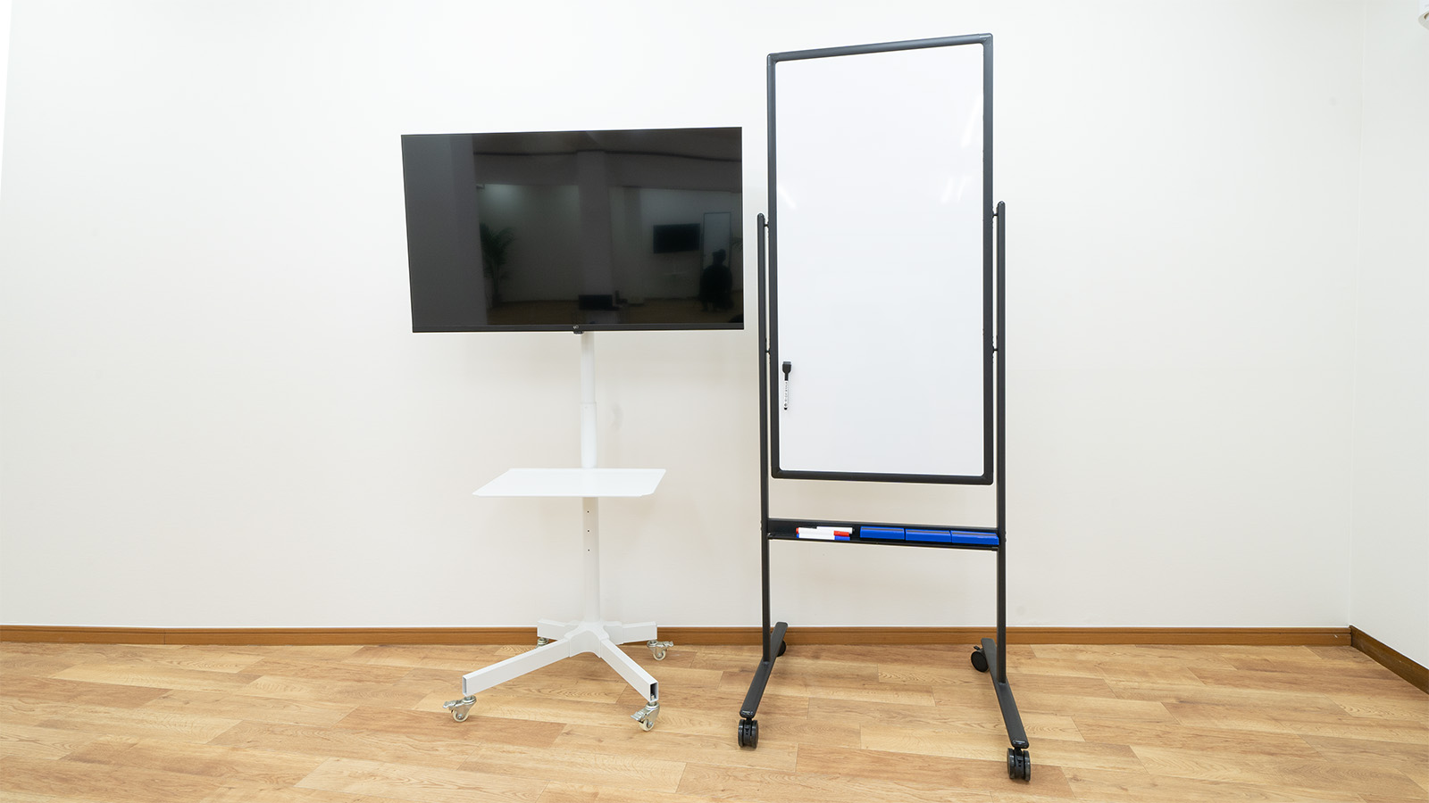 モニターとホワイトボード